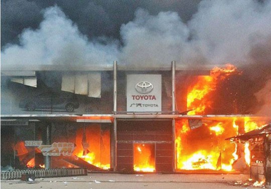 Một showroom của Toyota bị người biểu tình nổi lửa thiêu rụi
